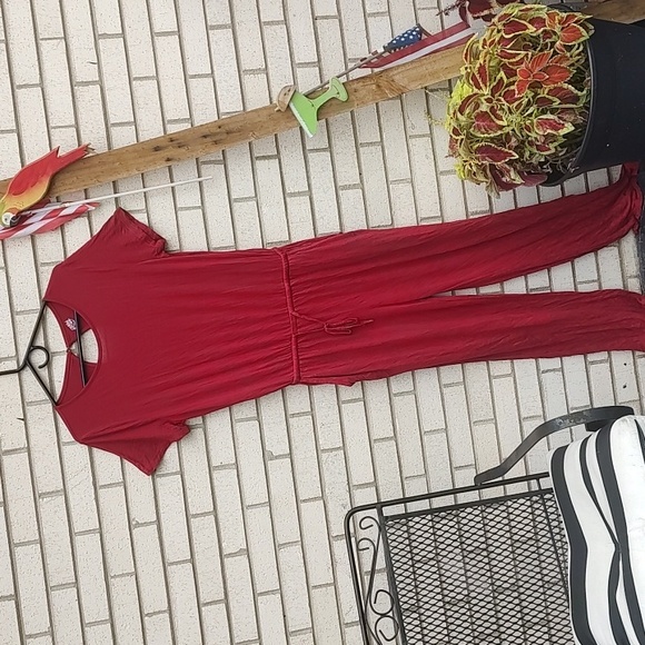 Jumpsuit/Red - Picture 6 of 12